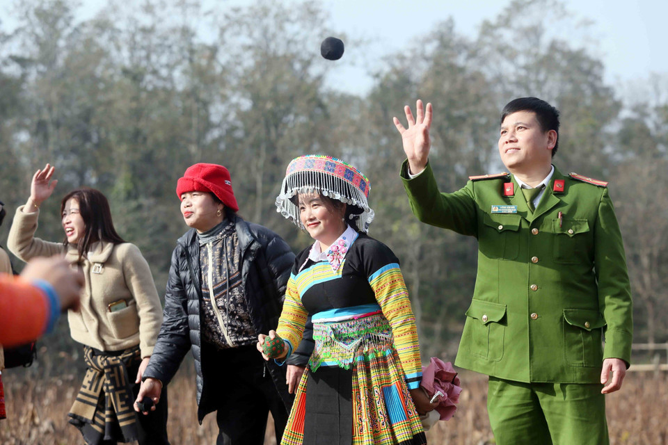 山罗省北安县华闲乡赫蒙族女性在春节期间参加投掷布球（Pao）比赛。图自 越通社