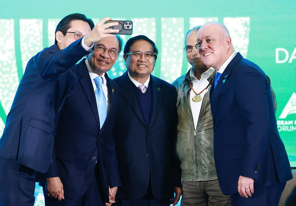 越南政府总理范明政、马来西亚总理安瓦尔•易卜拉欣、新西兰总理克里斯托弗•勒克森、东帝汶总统若泽•拉莫斯-奥尔塔出席第二届东盟未来论坛高级别全体会议。图自越通社