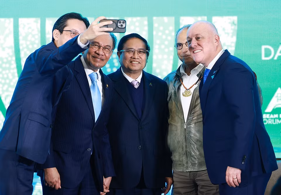 越南政府总理范明政、马来西亚总理安瓦尔•易卜拉欣、新西兰总理克里斯托弗•勒克森、东帝汶总统若泽•拉莫斯-奥尔塔出席第二届东盟未来论坛高级别全体会议。图自越通社