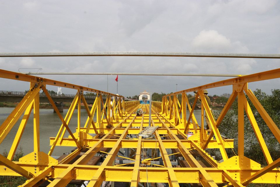 桥体护栏及钢结构采用蓝、黄两色重新涂装。图自 越通社