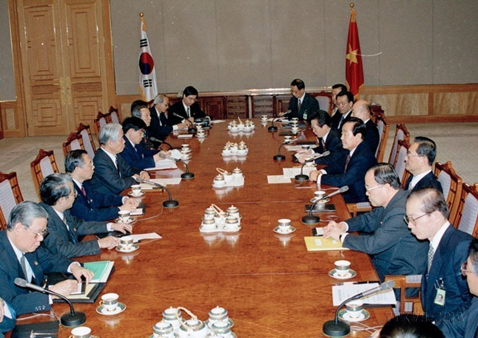 1995年4月11日至17日,越共中央总书记杜梅对韩国进行正式访问,并与韩国总统金泳三举行会谈。图自 越通社