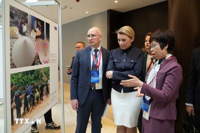 越通社社长武越庄向俄罗斯外交部发言人玛丽亚•扎哈罗娃（中）和俄罗斯塔斯社社长安德烈•孔德拉绍夫介绍越通社的作品。图自 越通社