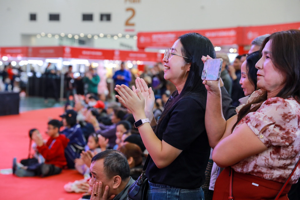 文艺演出吸引了众多市民和游客关注。图自 越通社