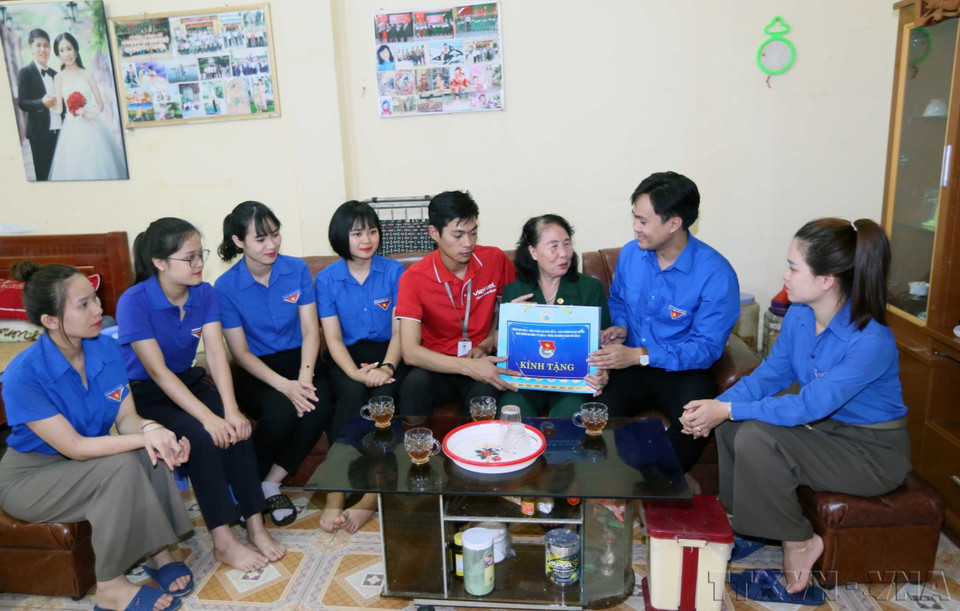 2024年7月,山罗省青年代表前往山罗市决心坊第4组(合并和两级地方政府实施前),走访慰问伤残军人、橙毒剂受害者黎氏心,并送上慰问品。图自 越通社
