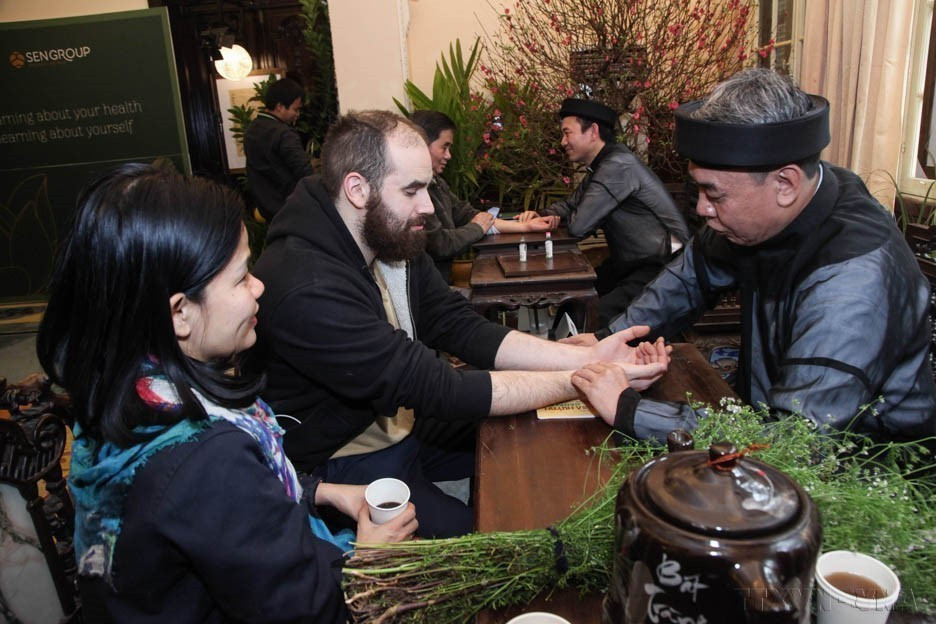 国际代表在2019年由越南外交部举办的“了解越南日”活动中，体验了越南传统医学的诊断和治疗方法。图自越通社