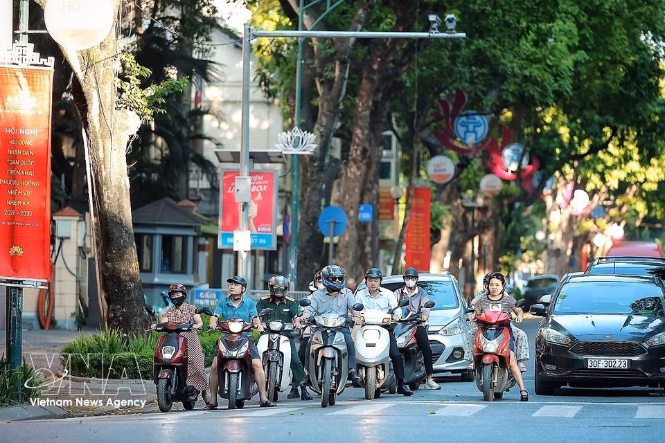 不少民众也比平日更早出门上班，以避开早高峰和逐渐升高的气温。图自 越通社
