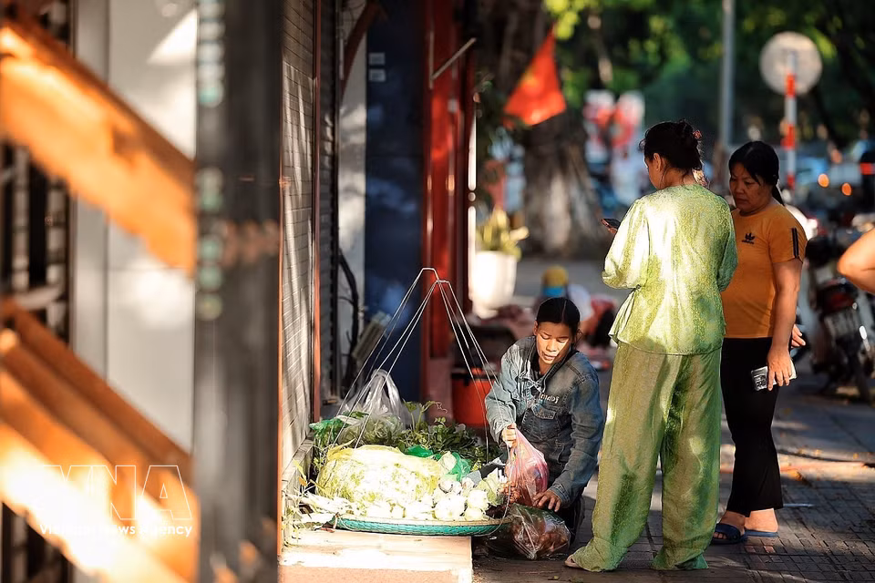 从清晨开始，不少民众便趁早外出购买食品和新鲜蔬菜。图自 越通社