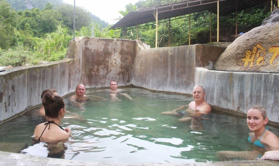 热矿泉浴是俄罗斯游客赴庆和省旅游时的首选。图自越通社