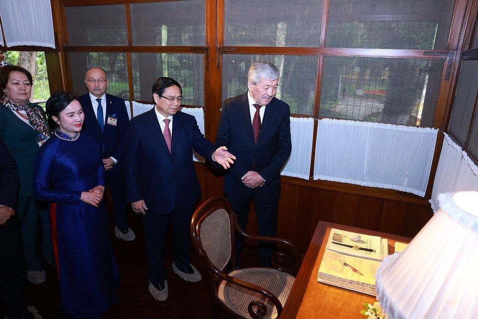 范明政总理向吉尔吉斯斯坦总理阿迪勒别克•卡西马利耶夫介绍了主席府遗址区内胡志明主席的珍贵遗物。图自 越通社