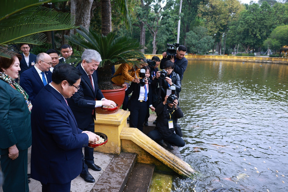 范明政总理向吉尔吉斯斯坦总理阿迪勒别克•卡西马利耶夫介绍胡志明主席生前生活和工作空间。图自 越通社