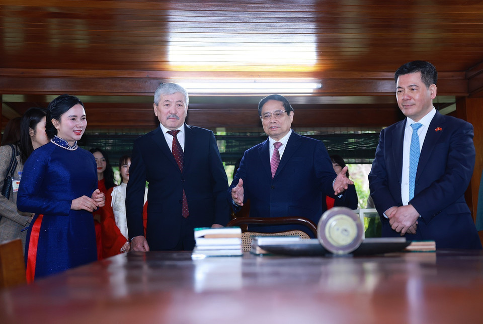 范明政总理向吉尔吉斯斯坦总理阿迪勒别克•卡西马利耶夫赠送胡志明高脚屋模型。图自 越通社