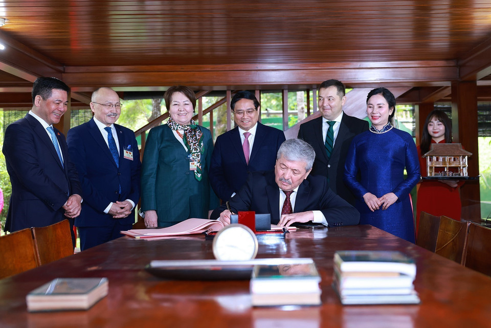 吉尔吉斯斯坦总理阿迪勒别克·卡西马利耶夫在参观胡志明主席遗址时题词留念。图自 越通社