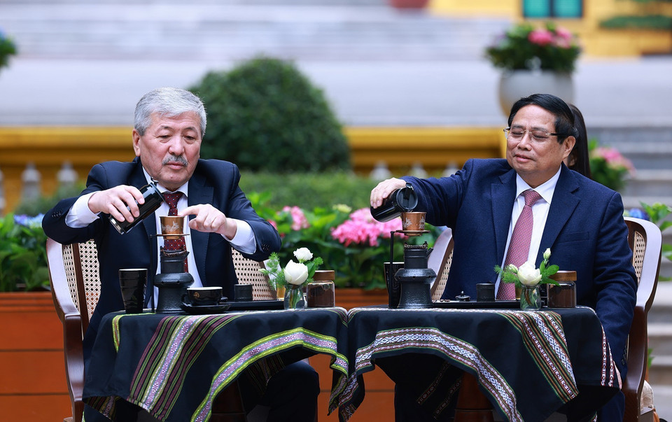 范明政总理与吉尔吉斯斯坦总理阿迪勒别克·卡西马利耶夫共同品尝越南咖啡。图自越通社