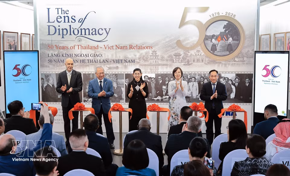 代表们为泰越建交50周年图片展举行剪彩仪式。图自 越通社