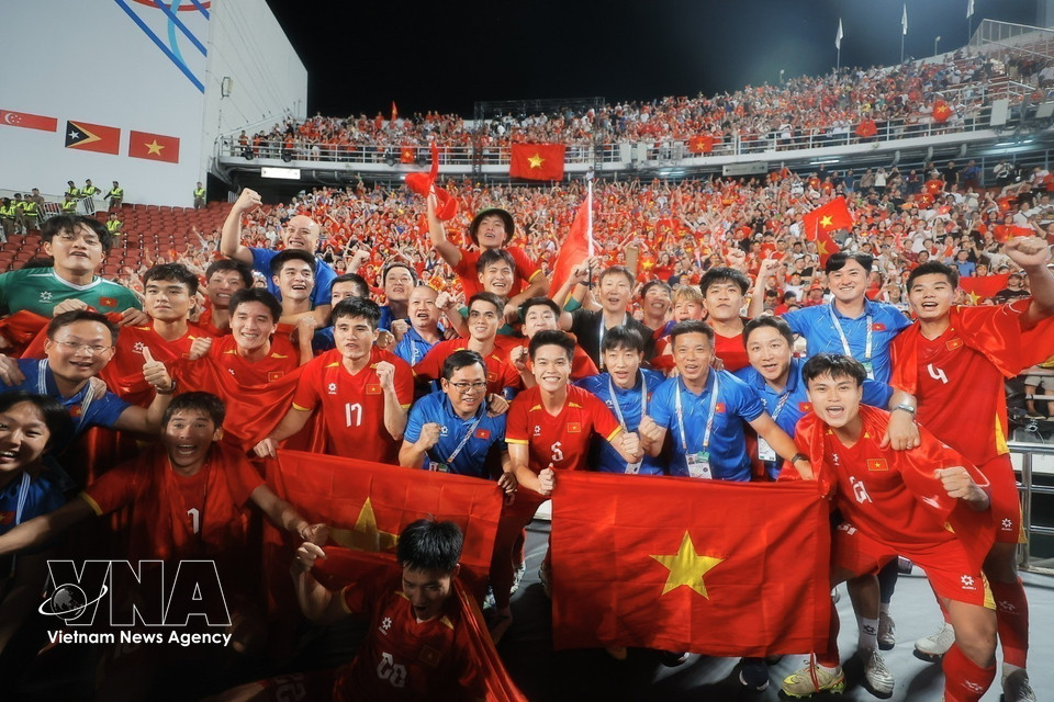 越南U22足球队在对阵泰国U22队的比赛中展现顽强斗志，成功夺得第31届东南亚运动会男子足球项目金牌（2025年12月）。图自 越通社