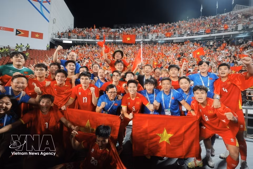 越南U22足球队在对阵泰国U22队的比赛中展现顽强斗志，成功夺得第31届东南亚运动会男子足球项目金牌（2025年12月）。图自 越通社