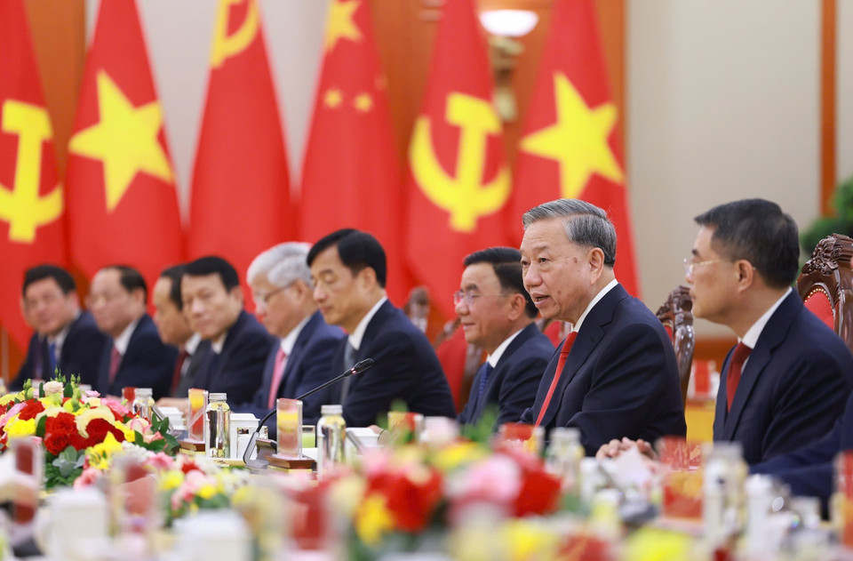 出席与中共中央总书记、国家主席习近平会谈的越南高级代表团成员。图自 越通社