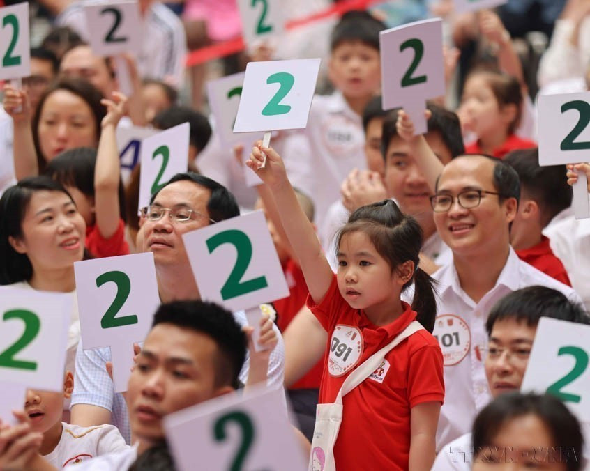 幼儿园孩子和家长们饶有兴致地参与了英语-越南语双语比赛（2024年）。图自 越通社