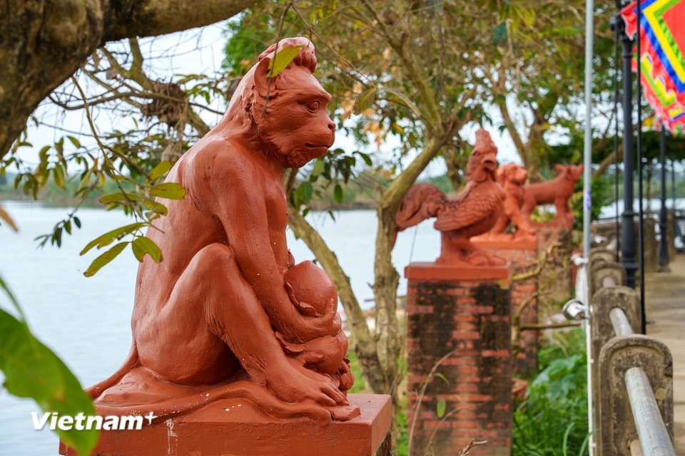 在秋盆河畔，历年生肖吉祥物静静伫立，宛如时间的见证者。未来，丙午年马形吉祥物完工后也将被庄重安放于此，象征着清河陶瓷村迎来一个充满希望与生机的新一年。图自 越通社《 Vietnam+》