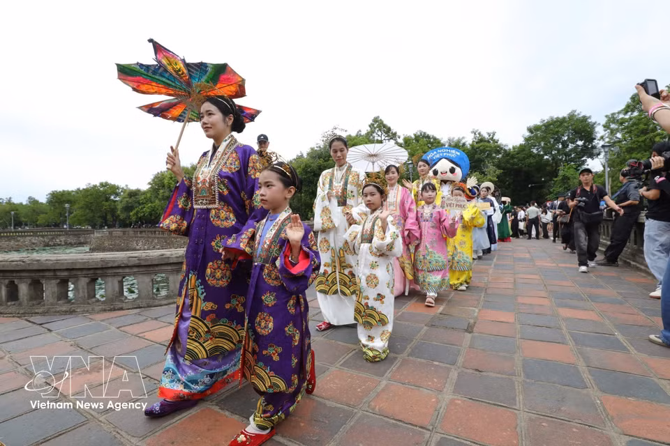 “百花巡游”展演活动汇聚了来自越南北中南三地1500余名演员及越南传统服饰爱好者共同参与巡游展演。图自 越通社
