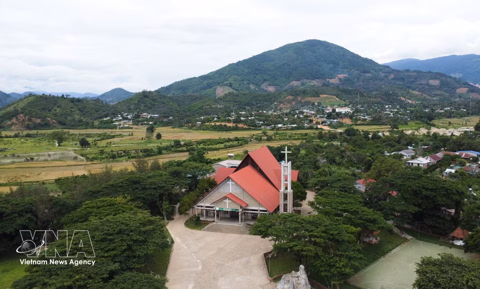 达宗教堂坐落于林同省淡龙（Đam Rông）群山环抱的深山区，与周围山水景观相映成趣，成为当地一道独特的风景。图自 越通社