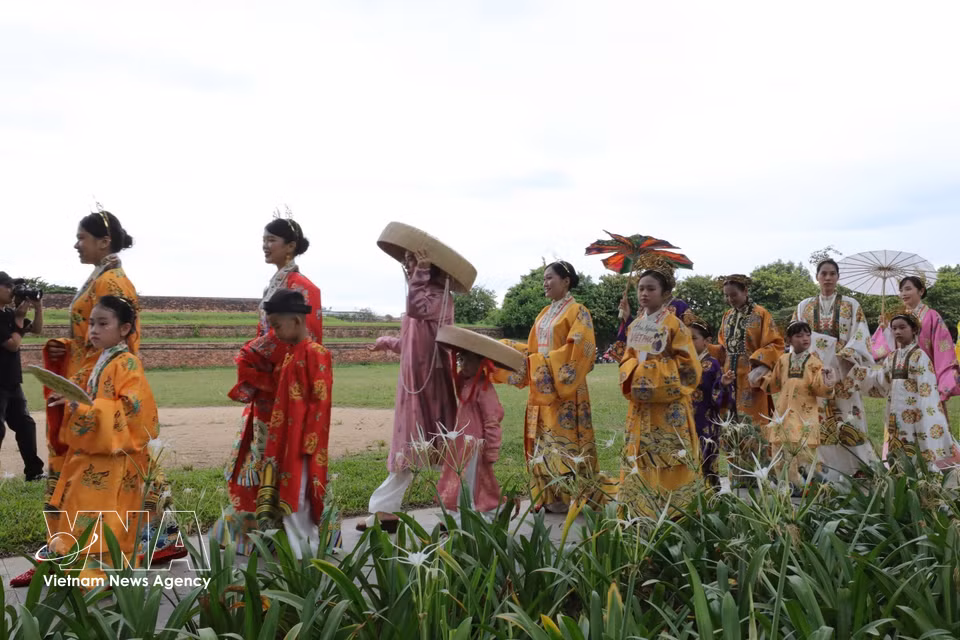 “百花巡游”展演活动汇聚了来自越南北中南三地1500余名演员及越南传统服饰爱好者共同参与巡游展演。图自 越通社