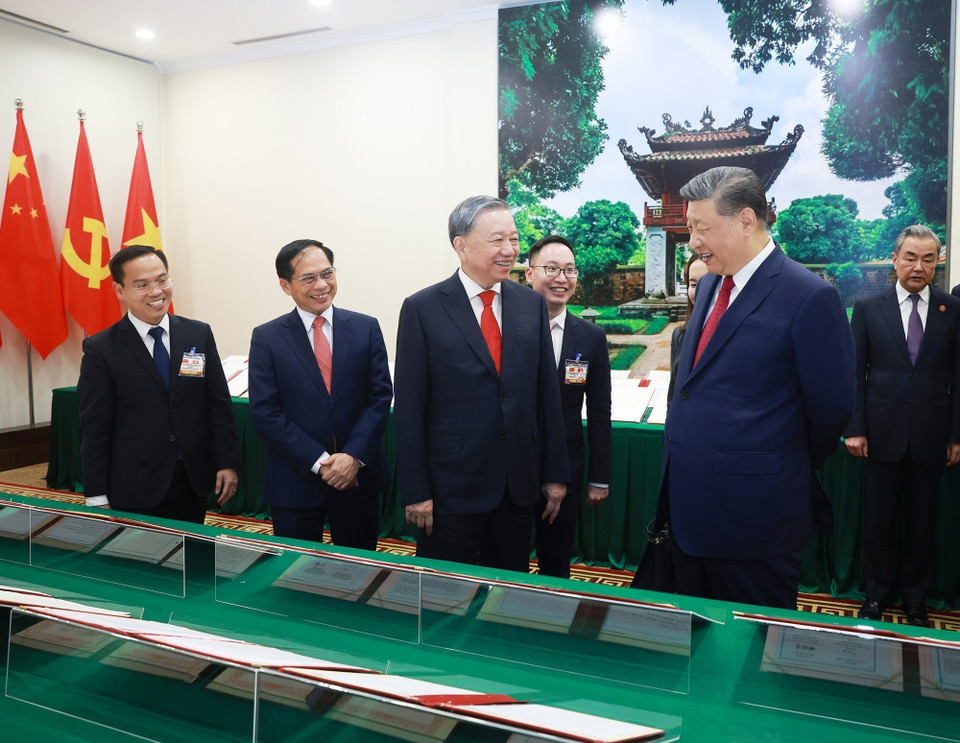 越共中央总书记苏林与中共中央总书记、国家主席习近平共同参观两国签署的合作文件展览。图自 越通社。