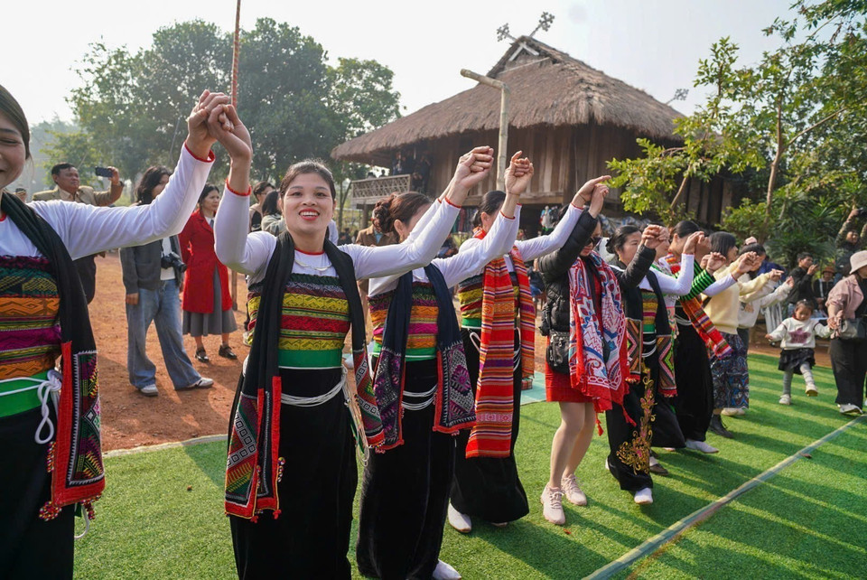 新米节仪式后，傣族举行了群舞、对唱、投箭、拔河、跳竹竿等民间游戏，营造出欢快祥和的节日氛围，增强了社区成员之间的团结。图自 越通社