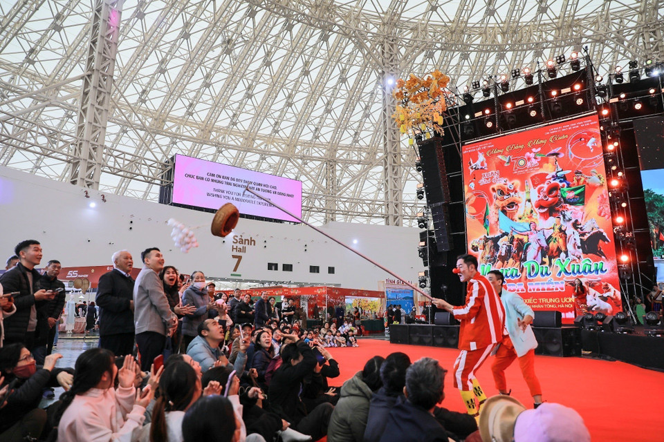 文艺演出吸引了众多市民和游客关注。图自 越通社