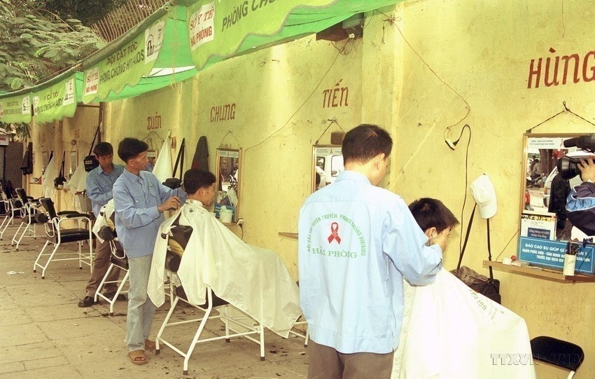 这是海防市吉带坊的10个“理发店防艾宣传点”之一。通过这种方式，每年有数万人在理发时了解到预防HIV传播的知识。图自 越通社