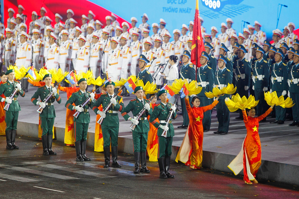 人民警察学院鼓队参加庆典的阅兵游行活动预演。图自 越通社