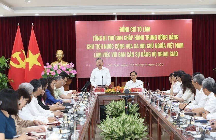 2024年8月29日,越共中央总书记、国家主席苏林在河内与外交部党务干事就展开落实越共十三大对外路线及推动外交事业发展举行会议。图自 越通社