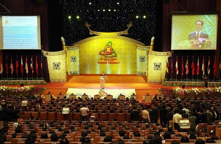 越南对东盟的重要贡献之一，是分别在1998年、2010年和2020年成功担任东盟轮值主席国。图为：2010年4月8日，时任越南政府总理阮晋勇在河内美亭国家体育场举行的第16届东盟峰会开幕式上发表讲话。图自 越通社