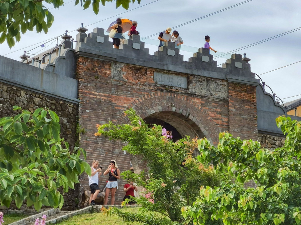 刻有“海云关”三字的城门已被修复重建，为这座历史关隘重现昔日的庄严气势。图自 越通社