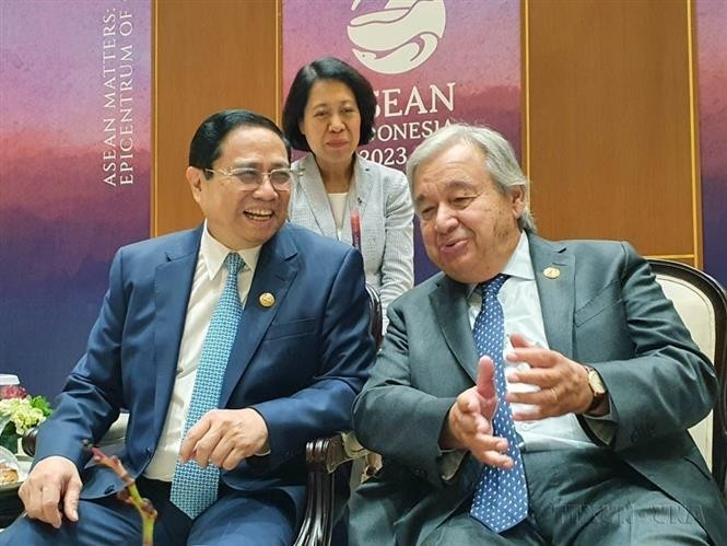 出席在印度尼西亚雅加达举行的第43届东盟峰会及系列高级别会议期间,越南政府总理范明政与联合国秘书长安东尼奥•古特雷斯进行交流(2023年9月7日)。图自越通社