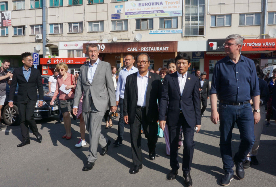 2021年9月14日，捷克总理安德烈·巴比什走访慰问旅居捷克的越南人社群代表，了解他们的生活和经营情况（2021年9月14日）。图自 越通社