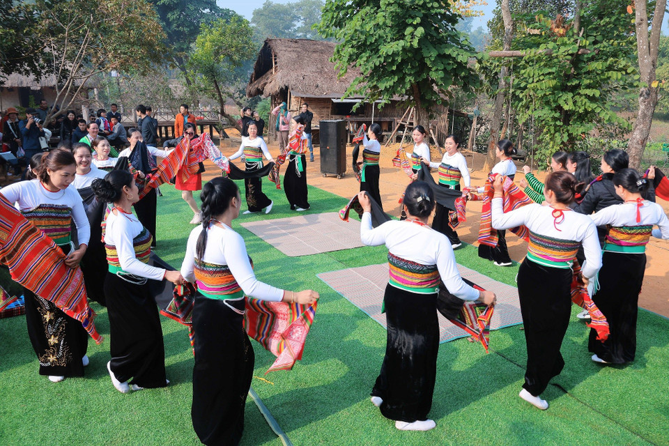 新米节仪式结束后，傣族人就开始载歌载舞，傣族群舞表演营造出欢快、温馨的节日氛围，增强了社区成员之间的团结。图自 越通社