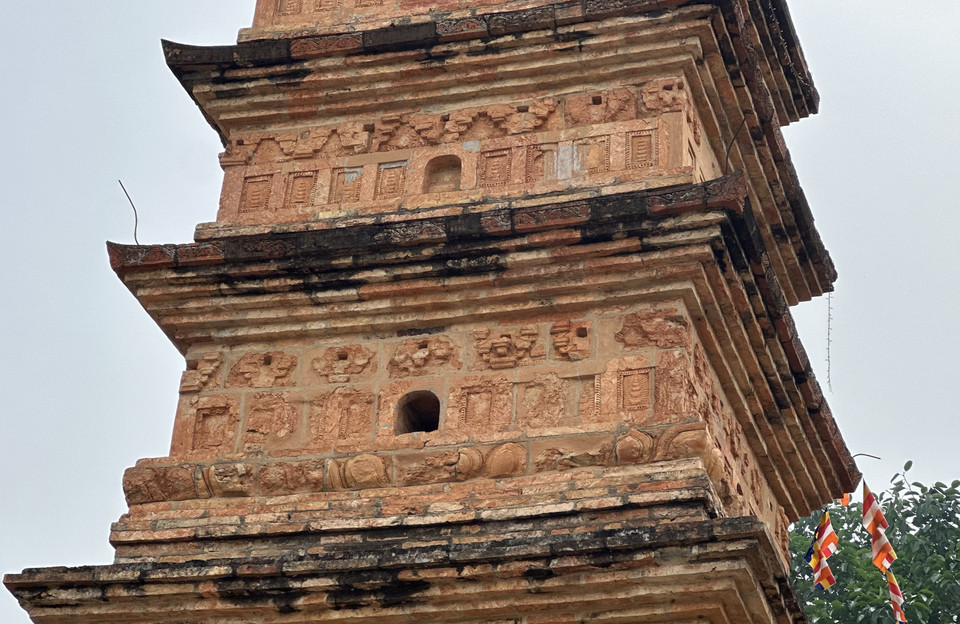 平山塔自第二层以下为实心夯土结构，自第二层以上则采用中空塔身设计，在保障整体结构稳固的基础上，有效减轻了塔体重量。图自 越通社