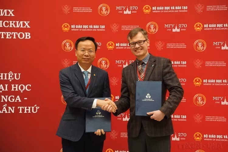 2024年4月18日，在第二届越俄大学校长论坛期间，远东联邦大学与胡志明市国家大学直属百科大学签署合作备忘录。图自 越通社