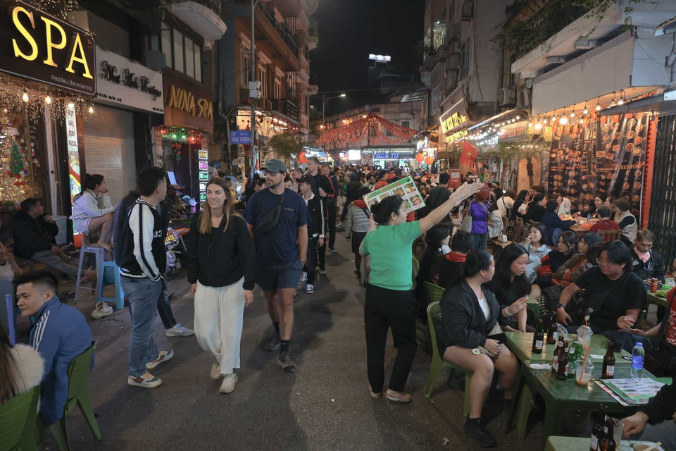 众多外国游客选择河内作为迎接2026年新年倒计时的目的地。图自 越通社