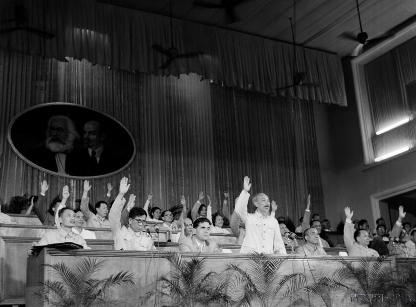 1960年9月，胡志明主席与代表们在越南共产党第三次全国代表大会上一同表决通过各项文件。图自 越通社