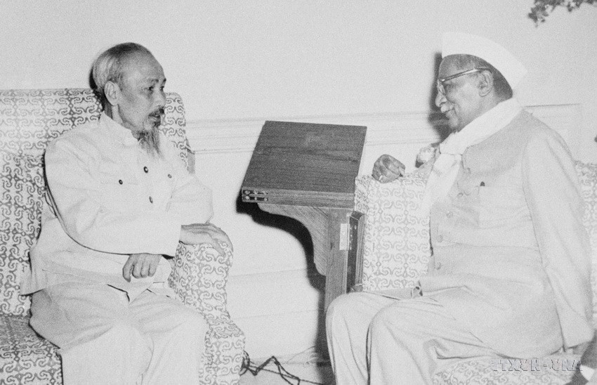 1958年2月5日,胡志明主席在对印度进行友好访问期间会见了印度总统普拉萨德。图自 越通社