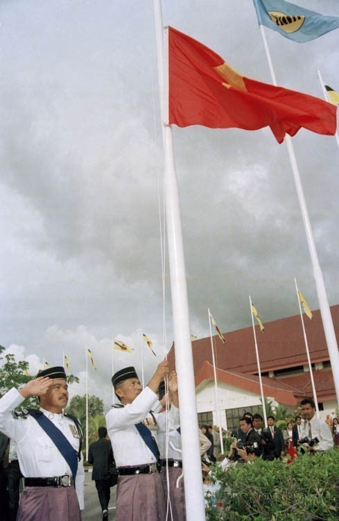 1995年7月28日下午，越南正式成为东南亚国家联盟（东盟）第七个成员国的升旗仪式在文莱首都斯里巴加湾市隆重举行。图自 越通社
