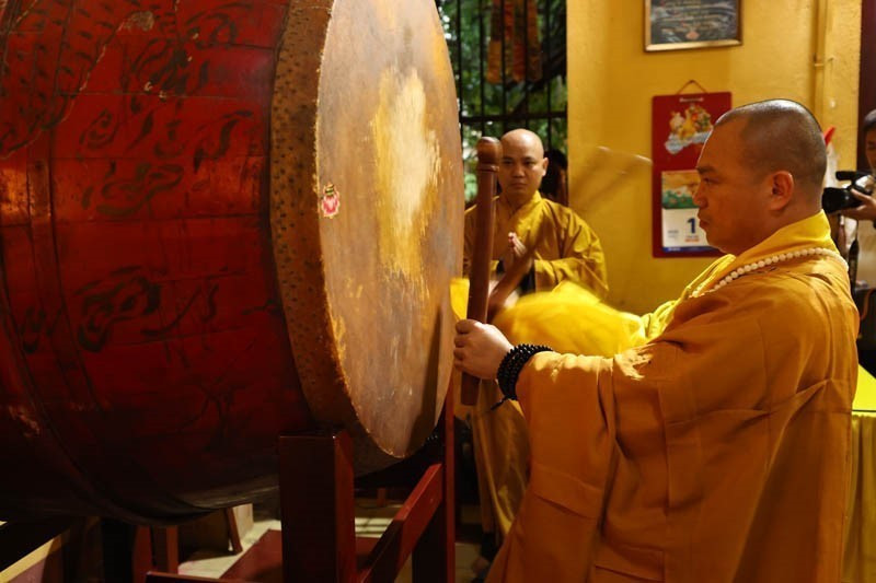 清晨6时,位于河内的越南中央佛教协会所在地——馆使寺内,庄严鸣响三通般若梵钟法鼓。图自 越通社