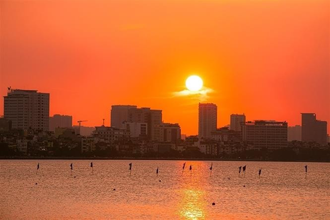 秋日的西湖夕阳如锦，金红交织的天光倒映湖面，勾勒出一幅绚烂而迷人的画卷。图自 越通社