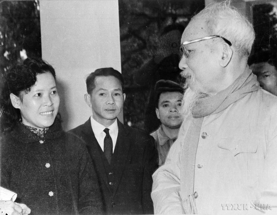 胡志明主席在报道第三届国会选举(1964年4月26日)期间,就新闻稿撰写方法对越南通讯社女记者慧英进行指导。图自 越通社