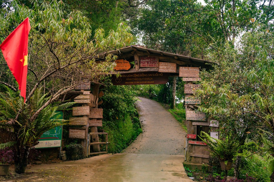 隐匿在白云山半腰，海拔超过1500米，距莱州中心约30公里的新水湖村（莱州省新水湖乡），以其连绵壮丽的自然景观和清凉宜人的气候，吸引游客。图自 越通社《Vietnam+》