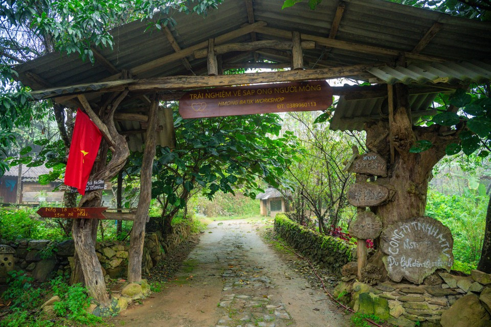 新水湖村村民介绍说，这里四季皆美：春天有桃花、李花；夏天空气清新，溪水凉爽；秋天梯田金黄铺满天地；冬天村庄笼罩在薄雾中，景色浪漫迷人。图自 越通社《Vietnam+》