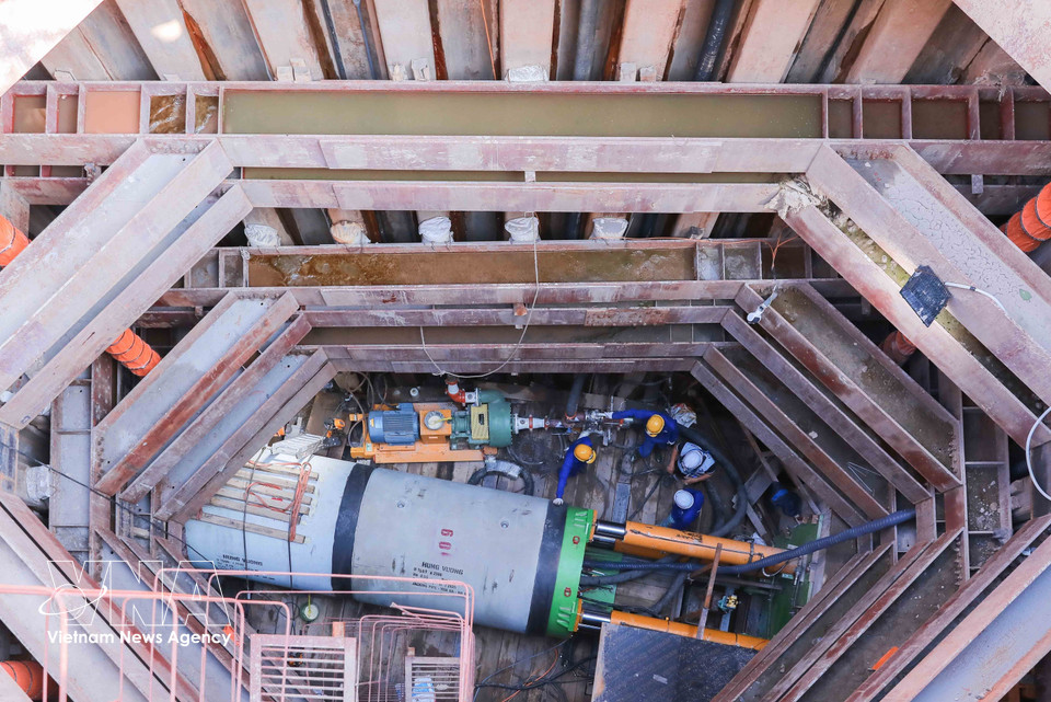 沿泸河铺设的截流管道采用先进的顶管地下管网系统，这也是该技术首次应用于首都污水处理项目。图自 越通社