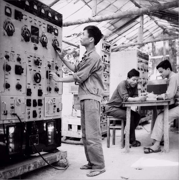 解放通讯社技术员正在操作电传打字机。在1960年至1975年这15年多的岁月里,解放通讯社在敌机轰炸下被迫数十次疏散转移总部,但始终坚守岗位,确保信息畅通。图自 越通社